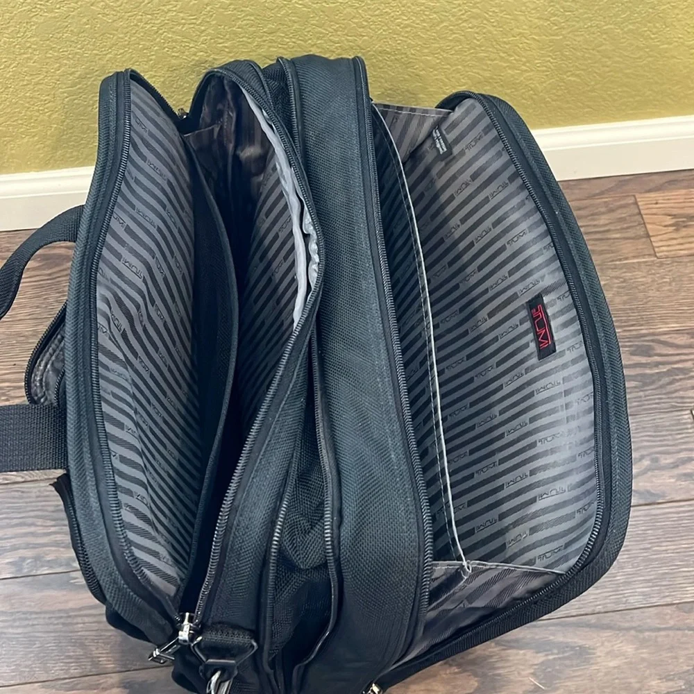 TUMI Alpha Ballistic Nylon Expandable Multipurpose Travel Bag Black briefcase